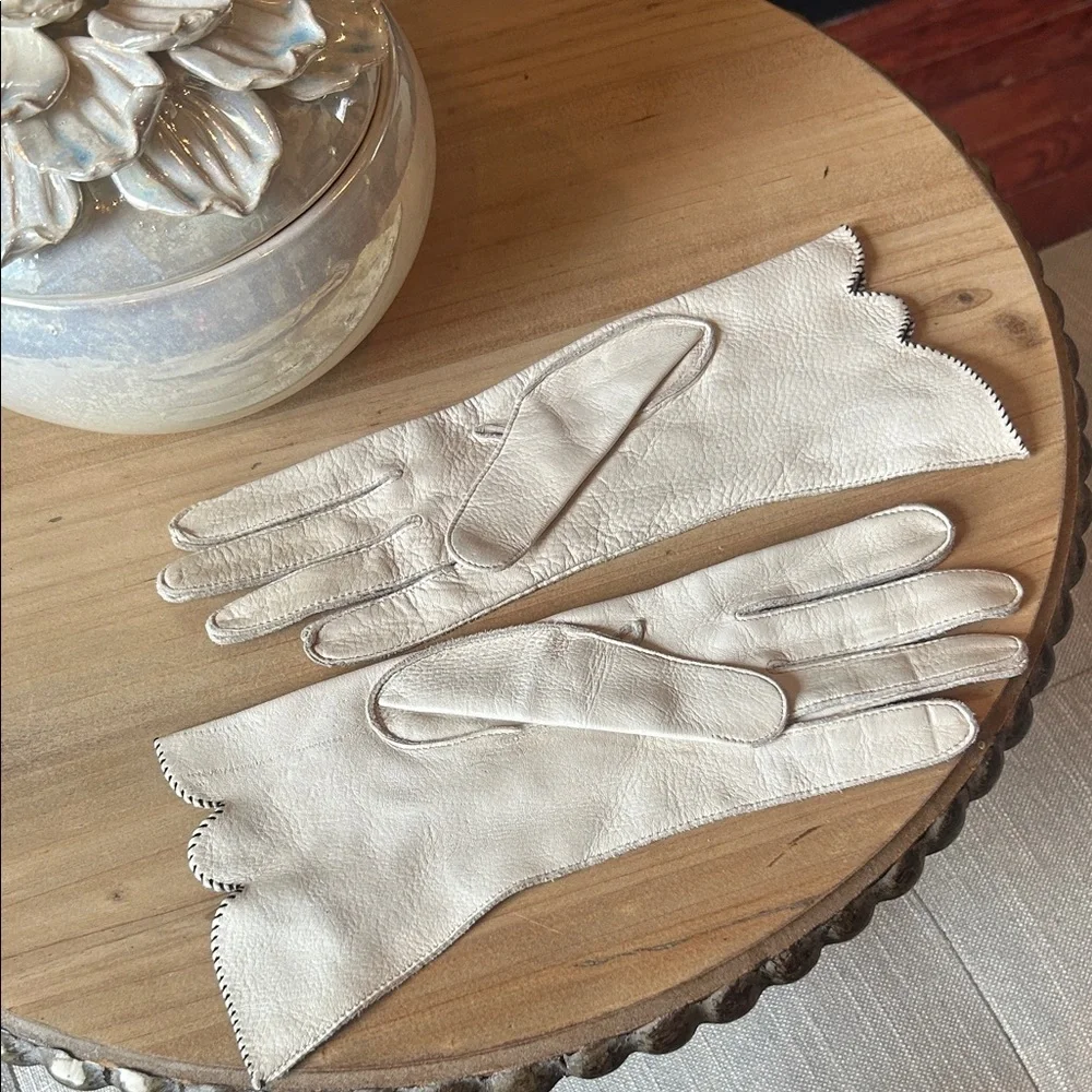 Vintage Native Deerskin Creme Threaded Trimmed Gloves Size 7 25/20